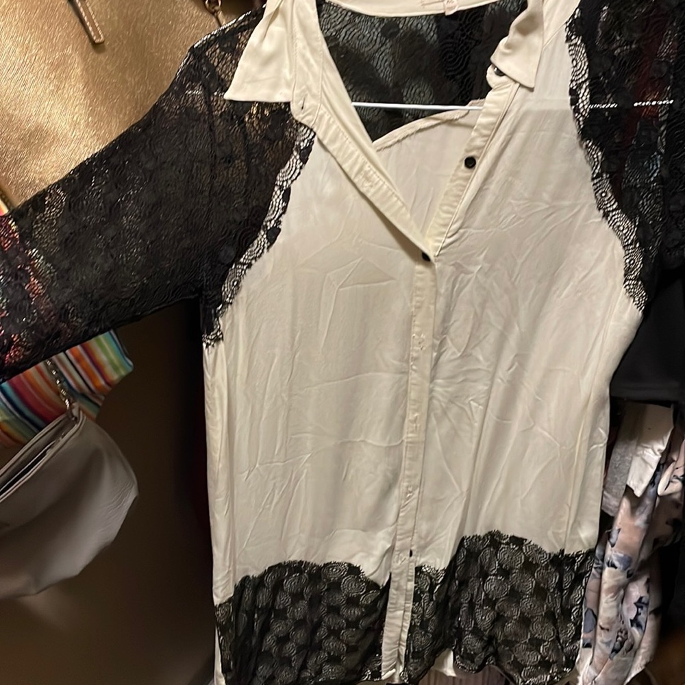 Beautiful top. New without tags .Size medium